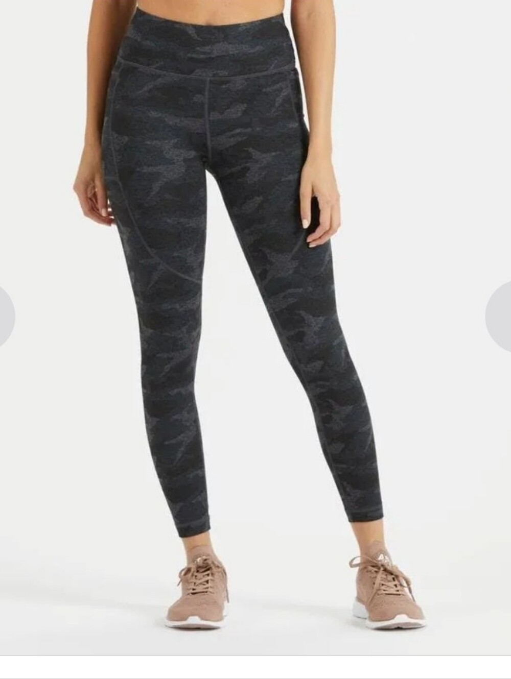 Vuori Performance Black Camo Legging Medium